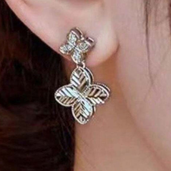 Luxe Rhinestone Clover Drop Earrings - Picture 3 of 6